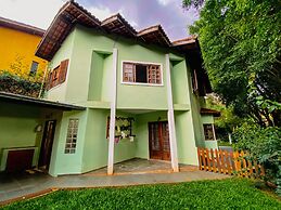 Casa confortável com churrasqueira na Granja Viana