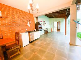 Casa confortável com churrasqueira na Granja Viana