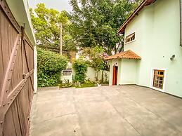 Casa confortável com churrasqueira na Granja Viana