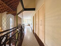 Casa Alto Padrão na Granja Viana - Cond. Fechado