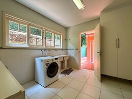 Casa Alto Padrão na Granja Viana - Cond. Fechado