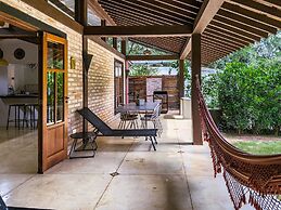 Retiro com lareira em frente à reserva ambiental