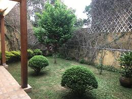 Espaço gourmet e home-office na Granja Viana