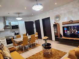 Impeccable & Cozy Gem-5 Star Location - Pools, Gym