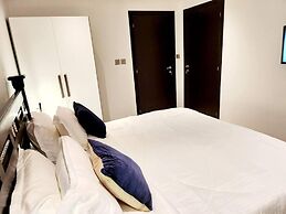 Impeccable & Cozy Gem-5 Star Location - Pools, Gym