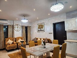 Impeccable & Cozy Gem-5 Star Location - Pools, Gym