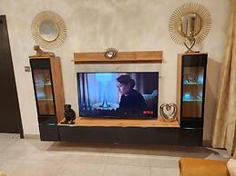 Impeccable & Cozy Gem-5 Star Location - Pools, Gym