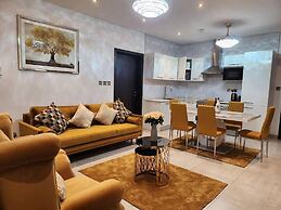 Impeccable & Cozy Gem-5 Star Location - Pools, Gym