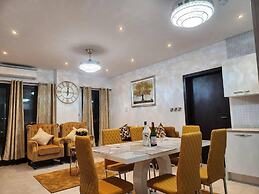 Impeccable & Cozy Gem-5 Star Location - Pools, Gym