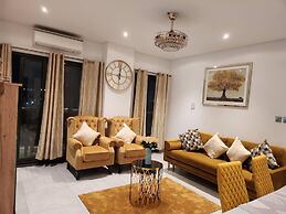 Impeccable & Cozy Gem-5 Star Location - Pools, Gym