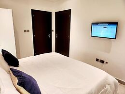 Impeccable & Cozy Gem-5 Star Location - Pools, Gym