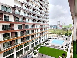 Impeccable & Cozy Gem-5 Star Location - Pools, Gym