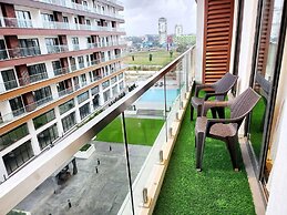 Impeccable & Cozy Gem-5 Star Location - Pools, Gym