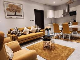 Impeccable & Cozy Gem-5 Star Location - Pools, Gym