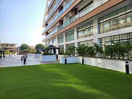 Impeccable & Cozy Gem-5 Star Location - Pools, Gym