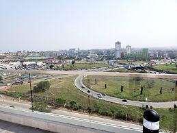 Impeccable & Cozy Gem-5 Star Location - Pools, Gym