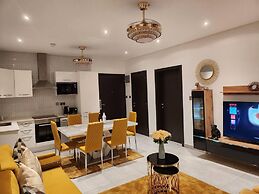 Impeccable & Cozy Gem-5 Star Location - Pools, Gym