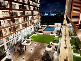 Impeccable & Cozy Gem-5 Star Location - Pools, Gym