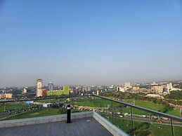 Impeccable & Cozy Gem-5 Star Location - Pools, Gym