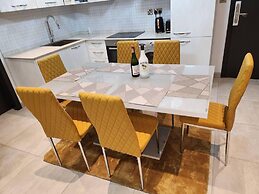 Impeccable & Cozy Gem-5 Star Location - Pools, Gym