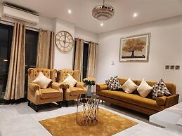 Impeccable & Cozy Gem-5 Star Location - Pools, Gym