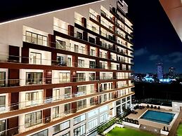 Impeccable & Cozy Gem-5 Star Location - Pools, Gym