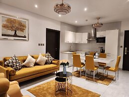 Impeccable & Cozy Gem-5 Star Location - Pools, Gym