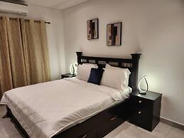 Impeccable & Cozy Gem-5 Star Location - Pools, Gym