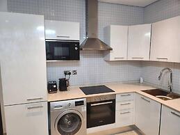 Impeccable & Cozy Gem-5 Star Location - Pools, Gym