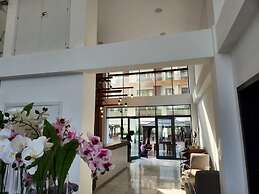 Impeccable & Cozy Gem-5 Star Location - Pools, Gym