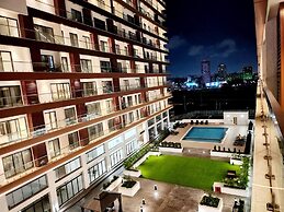 Impeccable & Cozy Gem-5 Star Location - Pools, Gym