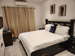 Impeccable & Cozy Gem-5 Star Location - Pools, Gym