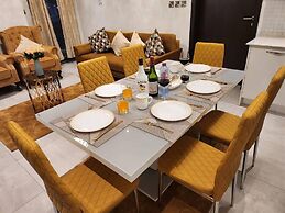 Impeccable & Cozy Gem-5 Star Location - Pools, Gym