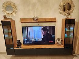 Impeccable & Cozy Gem-5 Star Location - Pools, Gym