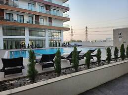 Impeccable & Cozy Gem-5 Star Location - Pools, Gym