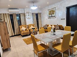 Impeccable & Cozy Gem-5 Star Location - Pools, Gym