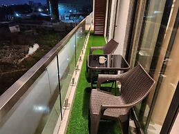 Impeccable & Cozy Gem-5 Star Location - Pools, Gym