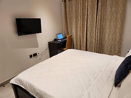 Impeccable & Cozy Gem-5 Star Location - Pools, Gym