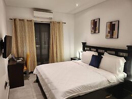 Impeccable & Cozy Gem-5 Star Location - Pools, Gym