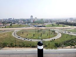 Impeccable & Cozy Gem-5 Star Location - Pools, Gym