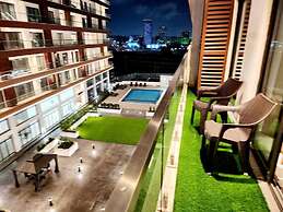 Impeccable & Cozy Gem-5 Star Location - Pools, Gym