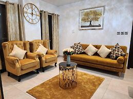 Impeccable & Cozy Gem-5 Star Location - Pools, Gym