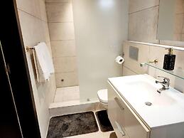 Impeccable & Cozy Gem-5 Star Location - Pools, Gym