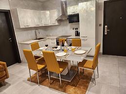 Impeccable & Cozy Gem-5 Star Location - Pools, Gym