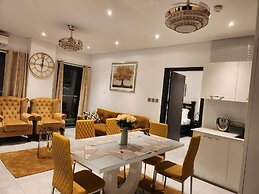 Impeccable & Cozy Gem-5 Star Location - Pools, Gym