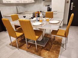 Impeccable & Cozy Gem-5 Star Location - Pools, Gym