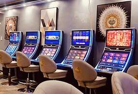 Colony Club Resort & Casino (The old Palm Spring Resort)