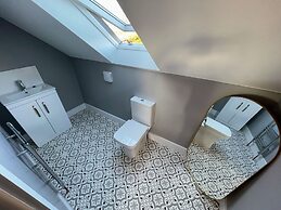 3 Double Bed Luxurious House Near Heathrow Airport