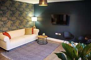 3 Double Bed Luxurious House Near Heathrow Airport