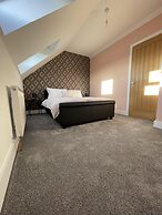 3 Double Bed Luxurious House Near Heathrow Airport